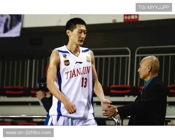 浙江队赛后谢场仪式感人，球员球迷互动热烈